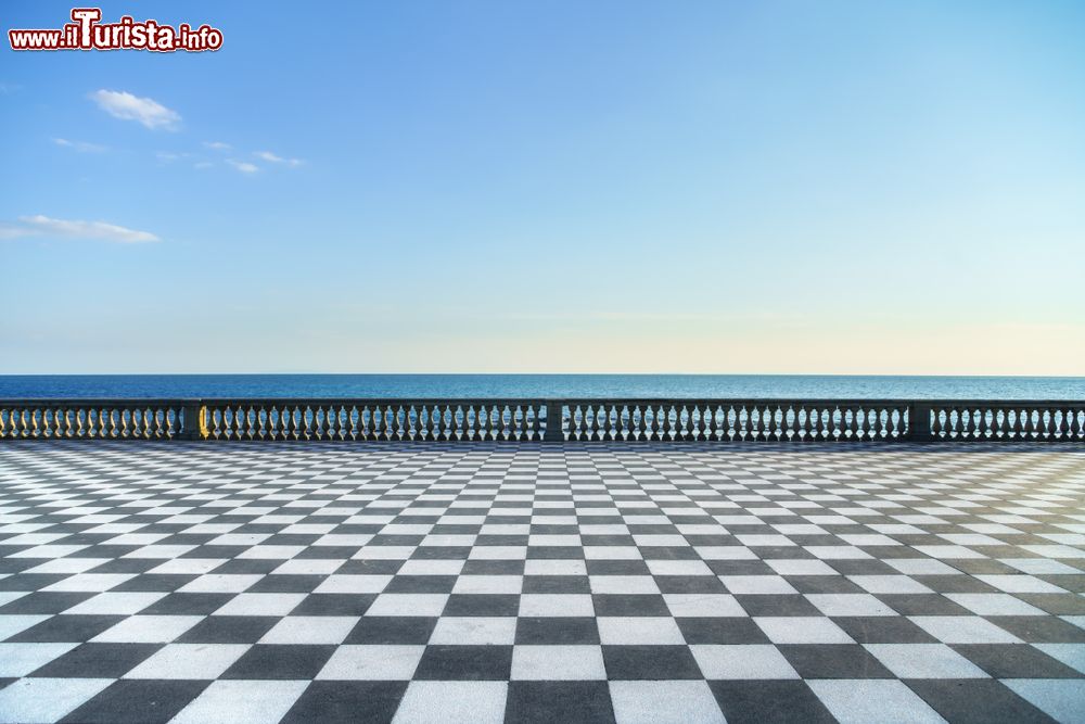 Immagine La pavimentazione della Terrazza Mascagni a Livorno, Toscana, al tramonto. E' costituito da una scacchiera di 8.700 metri quadrati con 34.800 piastrelle bianche e nere.