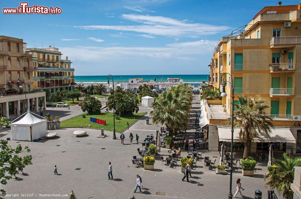 Immagine La pedonale piazza Anco Marzio a Ostia, provincia di Roma, affacciata sul Mare Mediterraneo - © Celli07 / Shutterstock.com