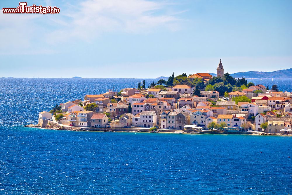 Immagine La penisola che ospita il centro storico dell'antica città di Primosten, Croazia.