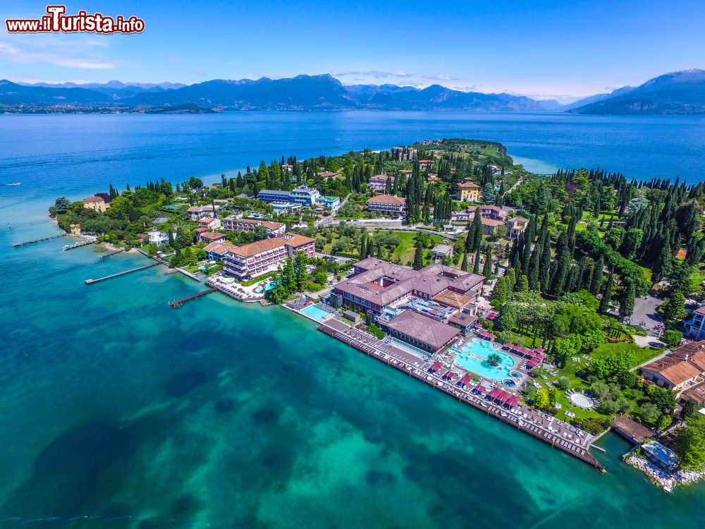 Immagine La penisola di Sirmione e le Terme Aquaria sulla costa sud del Lago di Garda