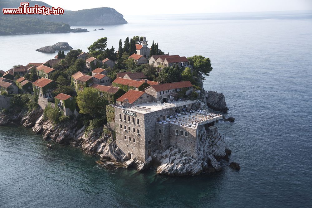 Immagine La penisola di Sveti Stefan in Montenegro vista dall'alto.