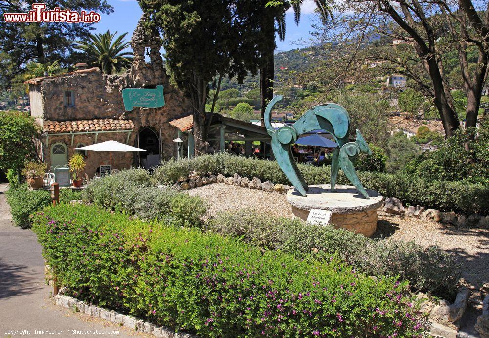 Immagine La Petite Chapelle, uno dei tanti ristorantini di Saint-Paul-de-Vence, Francia. Nel giardino di fronte si trova la scultura di arte contemporanea che ritrae un gatto - © InnaFelker / Shutterstock.com