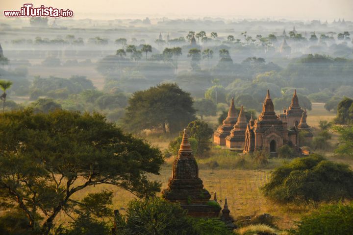 Immagine La piana di Bagan all'alba, Myanmar. Situata nelle pianure centrali asciutte del paese, Bagan si trova 145 chilometri sud ovest da Mandalay - © saravut whanset / Shutterstock.com