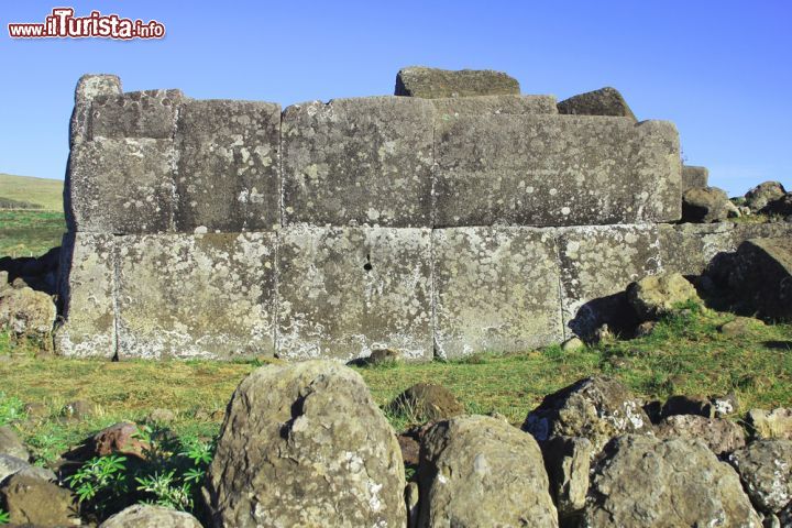 Immagine La piattaforma cerimoniale Ahu sull'isola di Pasqua, Cile. E' uno degli oltre 300 siti all'aperto eretti in onore degli dei e degli antenati divinizzati - © 127937432 / Shutterstock.com