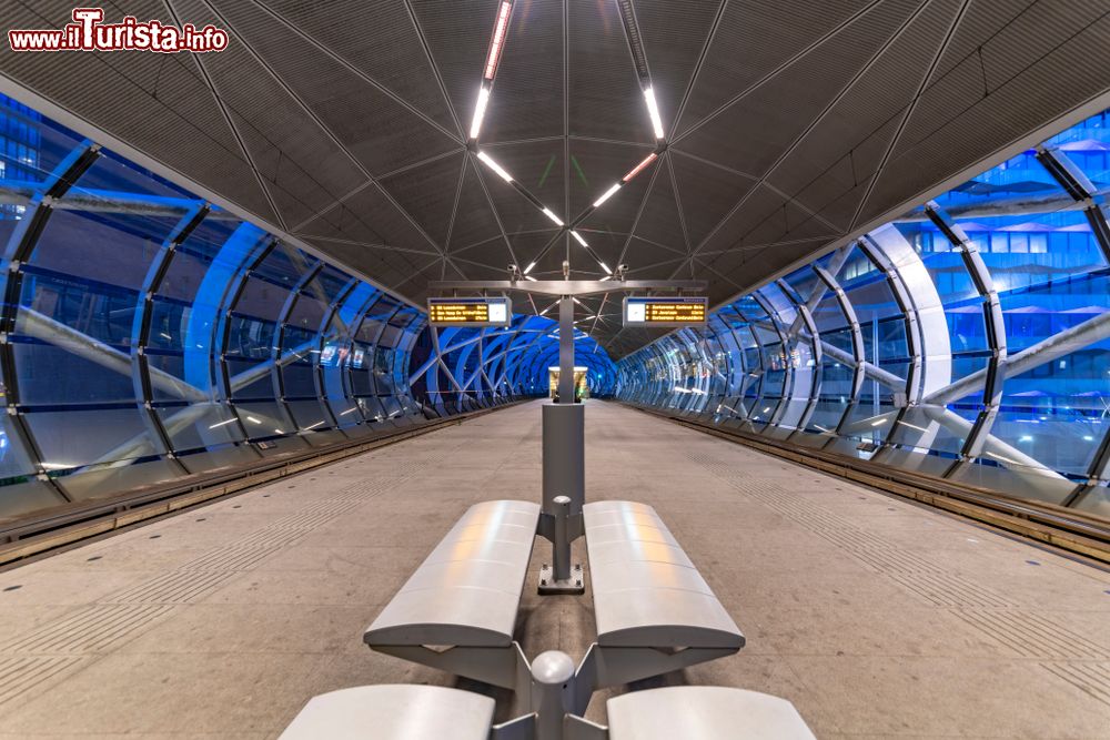 Immagine La piattaforma della stazione del tram a Beatrixkwartier a L'Aia (Olanda) fotografata di sera.