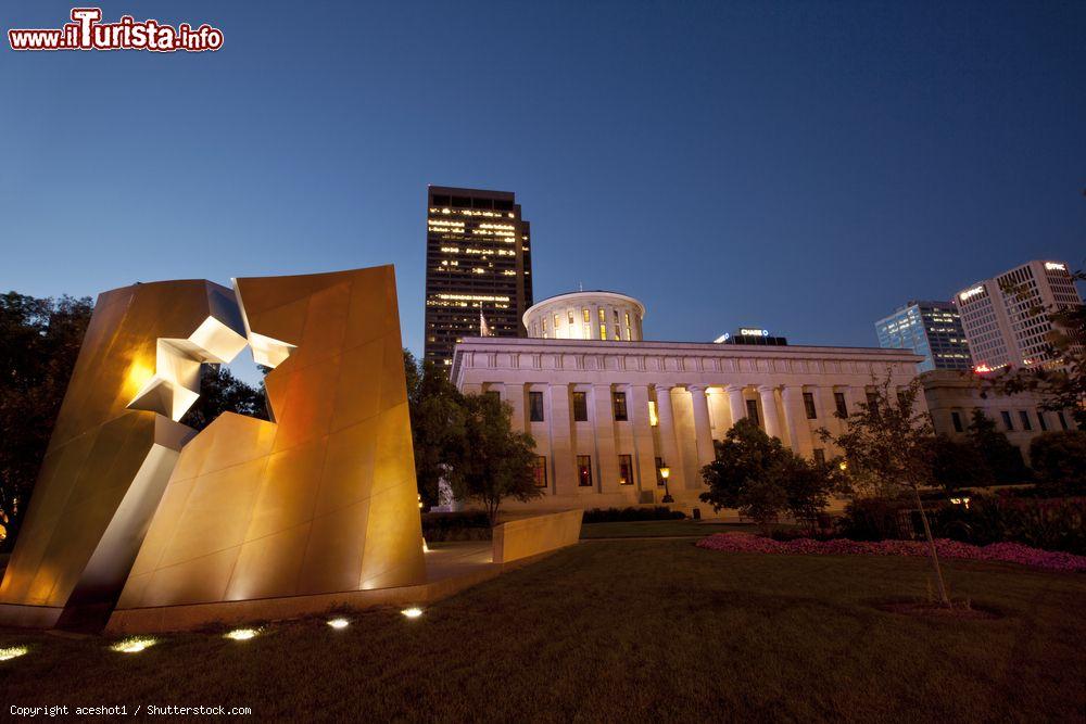 Immagine La piazza a sud dell'Ohio Statehouse di Columbus (USA): qui si trova il monumento all'olocausto e ai liberatori - © aceshot1 / Shutterstock.com