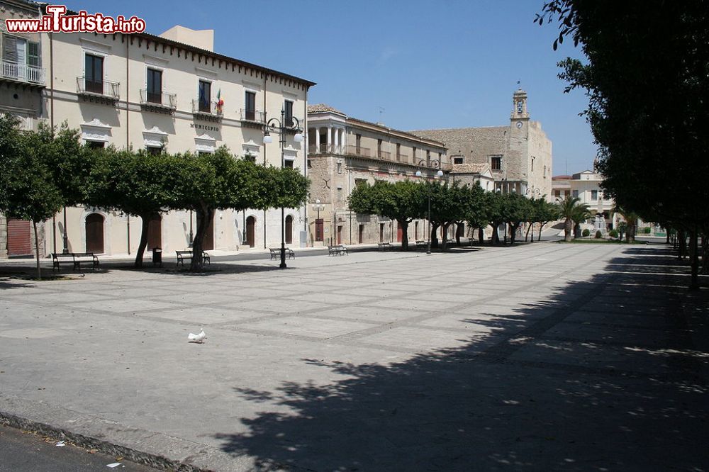 Immagine La Piazza Cavour e il Castello Chiaramonte in centro a Favara