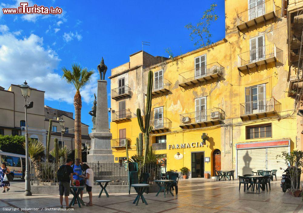 Immagine La piazza centra le di Licata, borgo costiero della Sicilia meridionale - © poludziber / Shutterstock.com