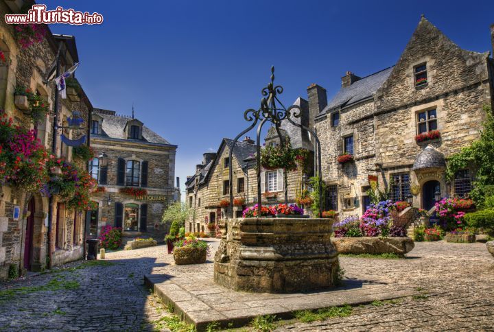 Immagine La piazza centrale del borgo di  Rochefort en Terre, uno dei villaggi più pittoreschi di Francia