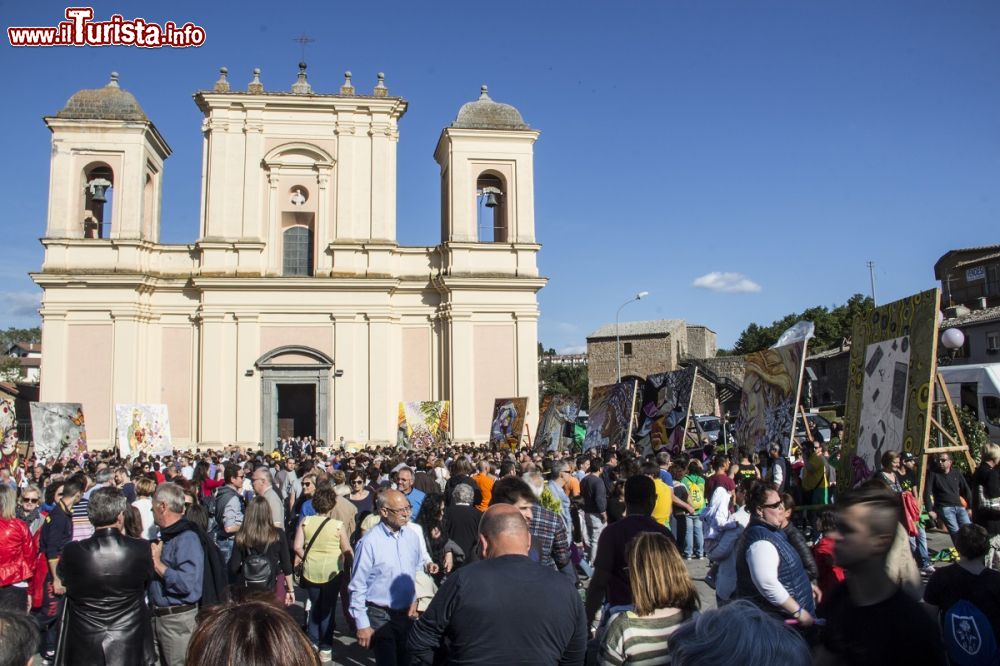 Immagine La piazza centrale di Acquapendente, Lazio durante la Festa dei Pugnaloni in primavera