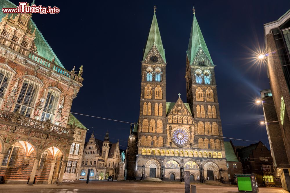 Immagine La piazza centrale di Brema con la Cattedrale di San Pietro, Germania. Il Bremer Dom, con le sue due belle guglie, è una chiesa romanica costruita in mattoni e arenaria nell'XI° secolo sulle fondamenta di precedenti edifici religiosi.