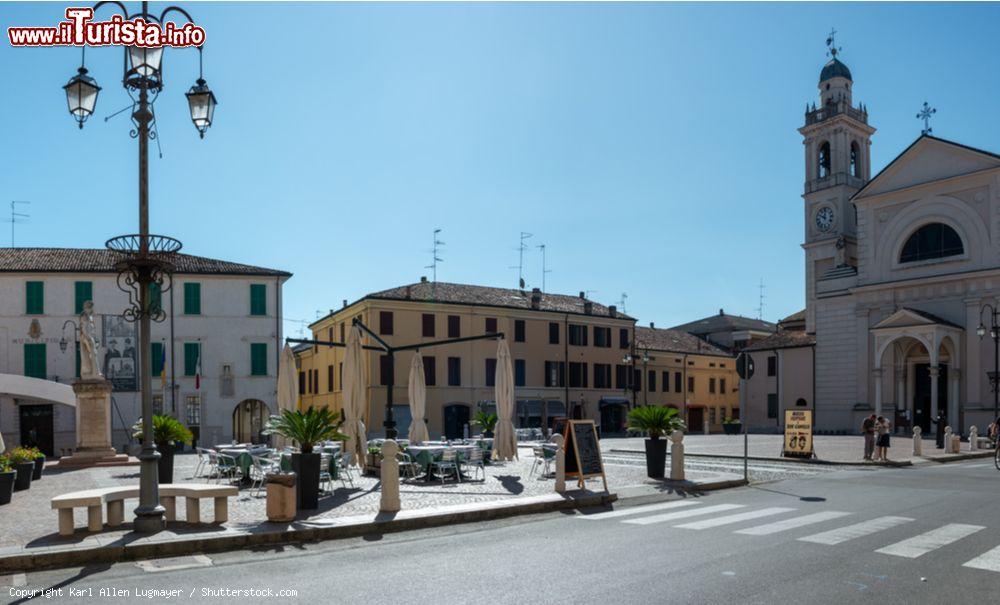 Immagine La piazza centrale di Brescello, ripresa tante volte nei film di Don Camillo e Peppone, i personaggi dei libri di Guareschi - © Karl Allen Lugmayer / Shutterstock.com