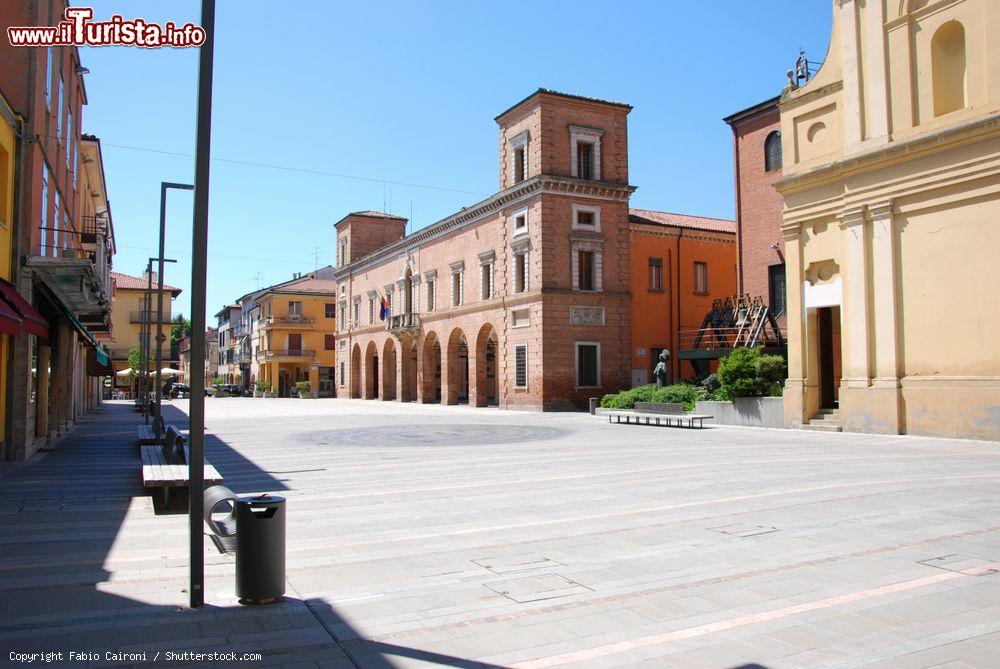 Immagine La piazza centrale di Castel Bolognese, la cittadina della provincia di Ravenna sulla via Emilia. - © Fabio Caironi / Shutterstock.com