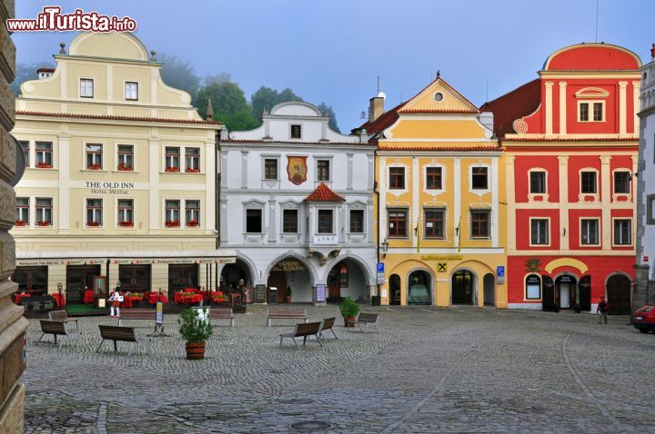 Immagine I variopinti edifici della piazza centrale di Cesky Krumlov, Repubblica Ceca - una vera e propria esplosione di colore è ciò che caratterizza náměstí Svornosti, ovvero la pittoresca piazza centrale di Cesky Krumlov. La piazza è inoltre ricca di alberghi e punti di ristoro, a sottolineare quanto questa città sia amata e frequentata dai turisti di tutta Europa e non solo, i quali sempre in maggior numero stanno imparando ad apprezzare questa città, sia per il suo valore di città d'arte e di storia e sia per i numerosi festival ed eventi culturali che ne animano la vita durante l'anno. - © Arseniy Krasnevsky / Shutterstock.com