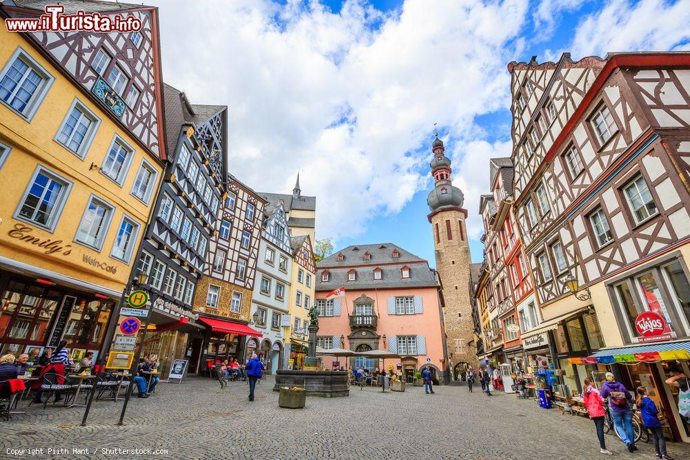 Immagine La piazza centrale di Cochem (Renania-Palatinato, Germania) è circondata da edifici con struttura a graticcio - foto © Piith Hant / Shutterstock.com