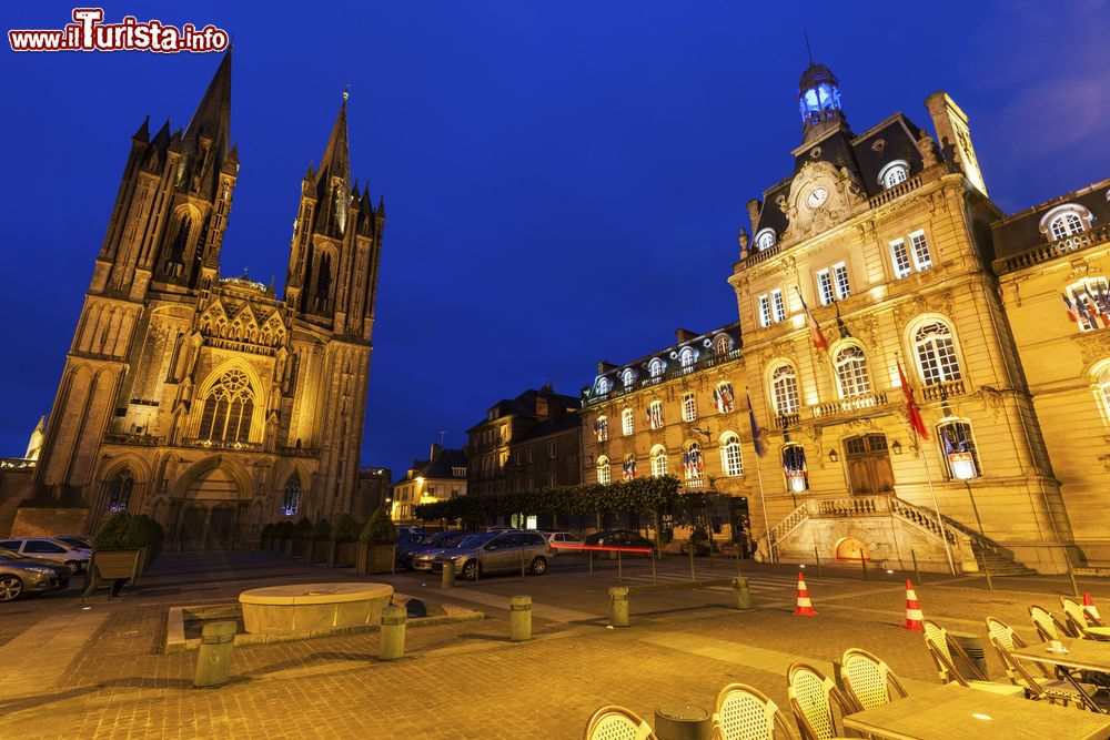 Immagine La piazza centrale di Coutances di notte, con la Cattedrale e il Municipio