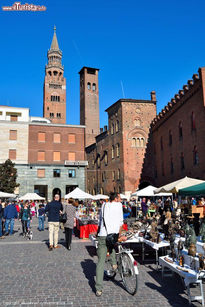 Immagine La piazza centrale di Cremona e le bancarelle del mercatino dell'Antiquariato - © maudanros / Shutterstock.com
