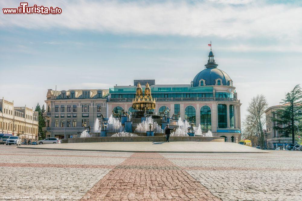 Immagine La piazza centrale di Kutaisi con la fontana decorata da statue di animali, Georgia. E' considerata una delle attrazioni preferite dai turisti che si recano in visita alla città - © Valerii Iavtushenko / Shutterstock.com