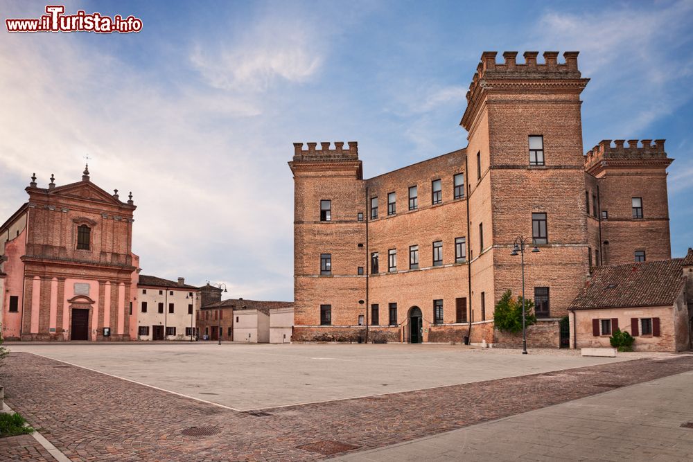 Immagine La piazza centrale di Mesola con il grande Castello e la Chiesa della Nativita di Maria