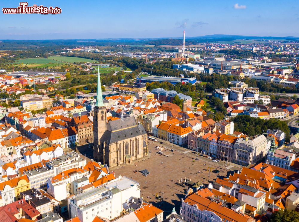 Immagine La piazza centrale di Pilsen e la Cattedrale di San Bartolomeo, siamo in Boemia, Repubblica Ceca - © Kletr / Shutterstock.com