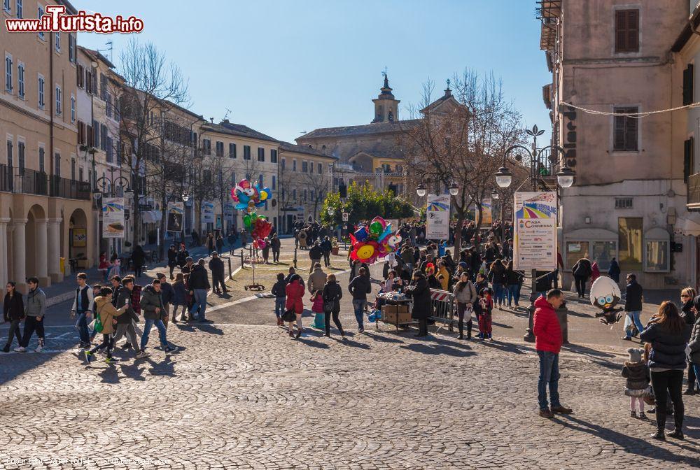 Immagine La piazza centrale di Poggio Mirteto nel periodo del Carnevale, provinciadi Rieti - © ValerioMei / Shutterstock.com