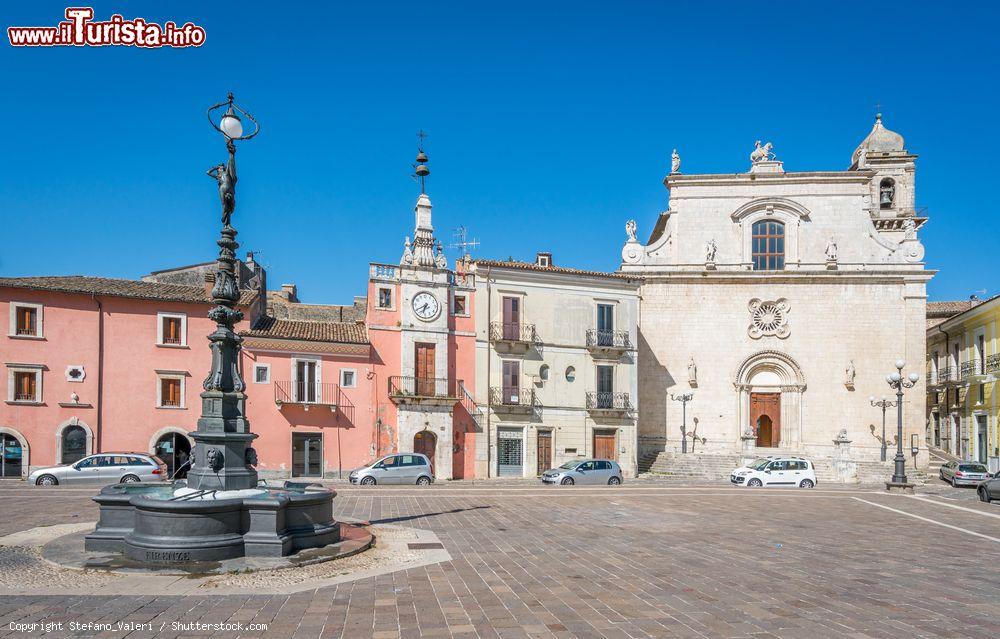 Immagine La piazza centrale di Popoli, suggestivi borgo d'Abruzzo - © Stefano_Valeri / Shutterstock.com