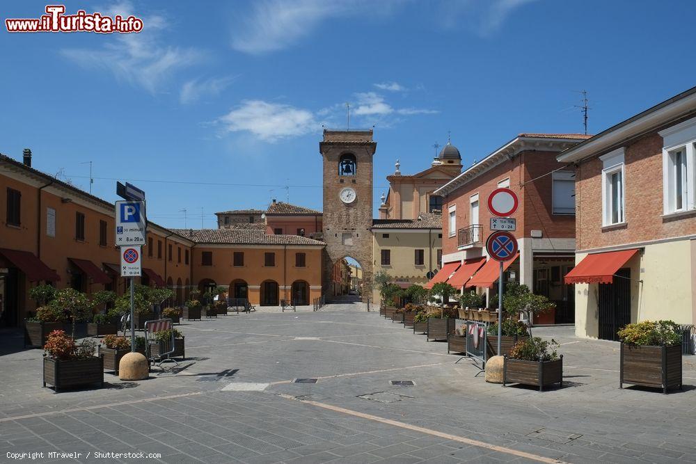 Immagine La Piazza centrale di San Giovanni in Marignano in Romagna - © MTravelr / Shutterstock.com