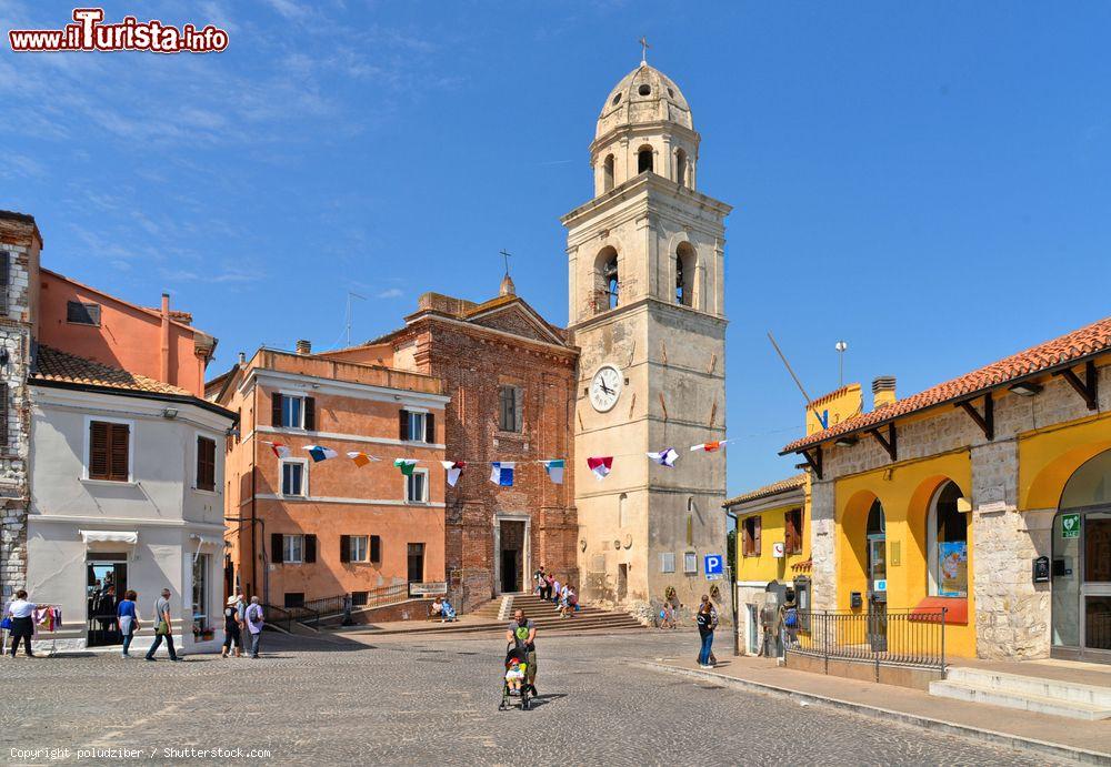 Immagine La piazza centrale di Sirolo, borgo del Conero nelle Marche - © poludziber / Shutterstock.com