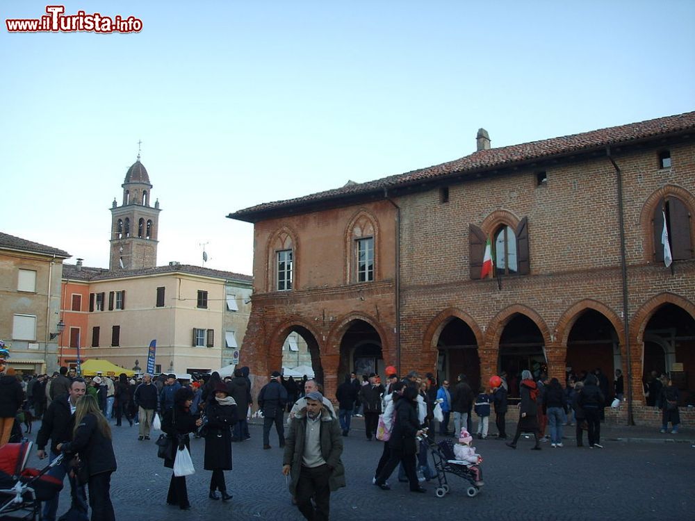 Immagine La piazza centrale di Zibello in Emilia-Romagna durante la sagra di novembre dedicata al maiale (Novembrer Porc) - © I, Sailko, CC BY 2.5, Collegamento