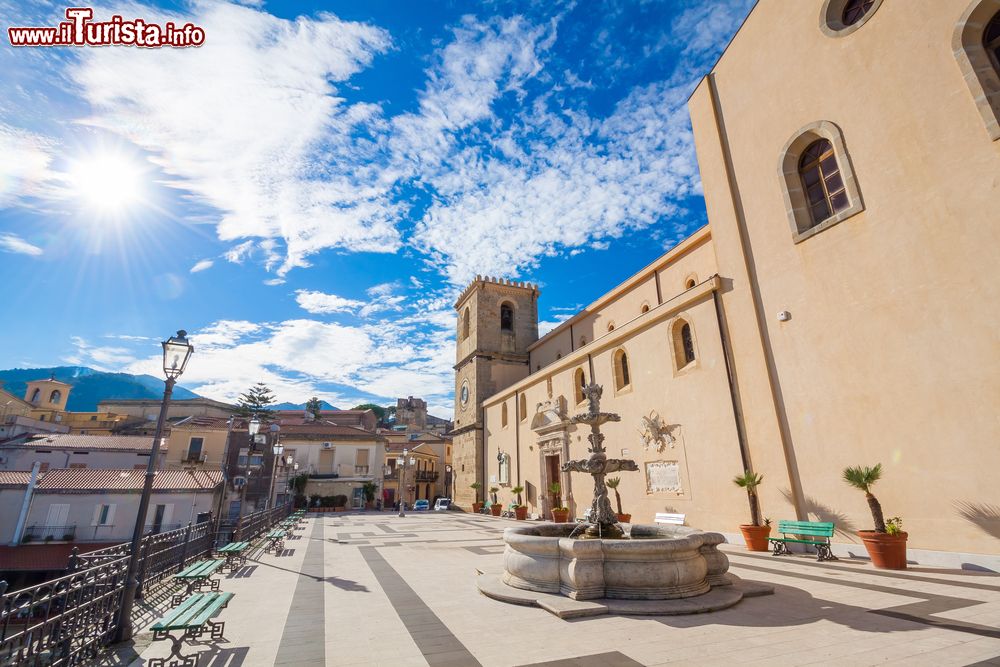 Immagine La piazza centrale e la Cattedrale di Castroreale, borgo della Sicilia