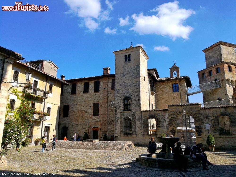 Immagine La Piazza del borgo, il villaggio medievale cel Castello di Vigoleno, Comune di Vernasca, provincia di Piacenza - © Amy Corti / Shutterstock.com