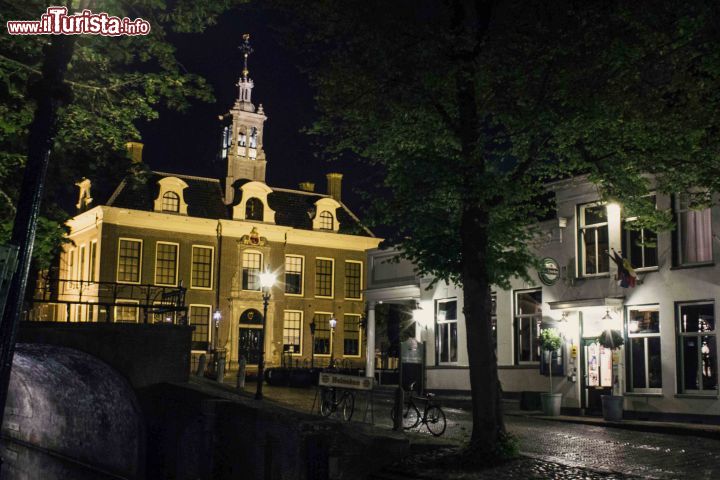 Immagine La piazza del comune di edam, fotografata in notturna - © Michela Garosi / TheTraveLover.com