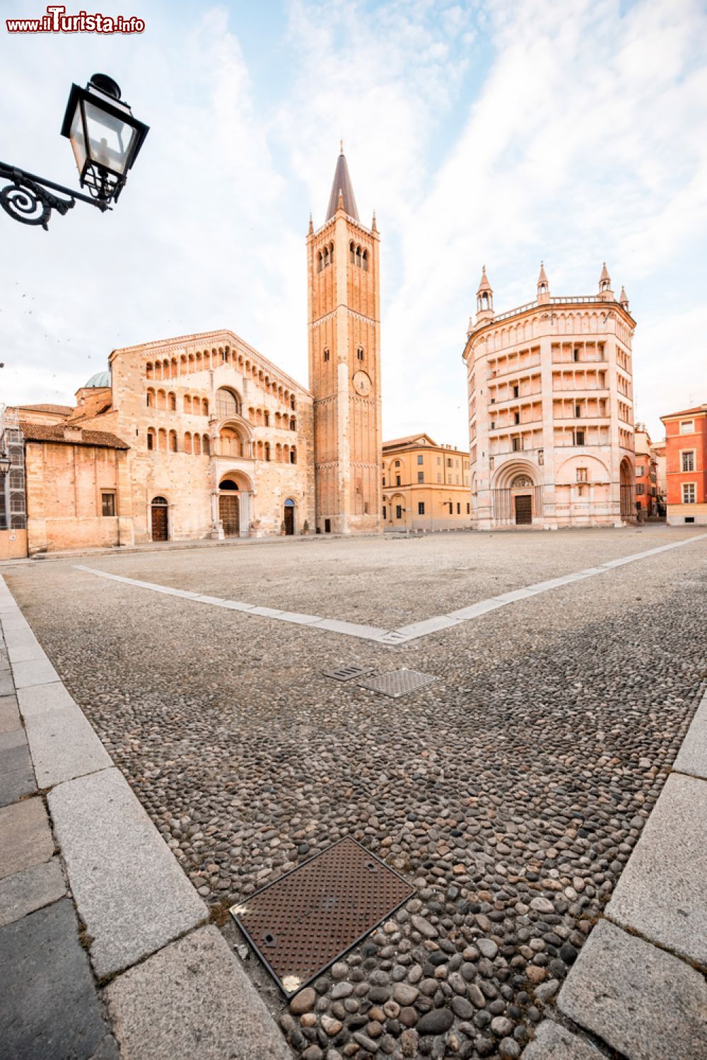 Immagine La piazza del Duomo a Parma con il Battistero e la Cattedrale - © RossHelen / Shutterstock.com