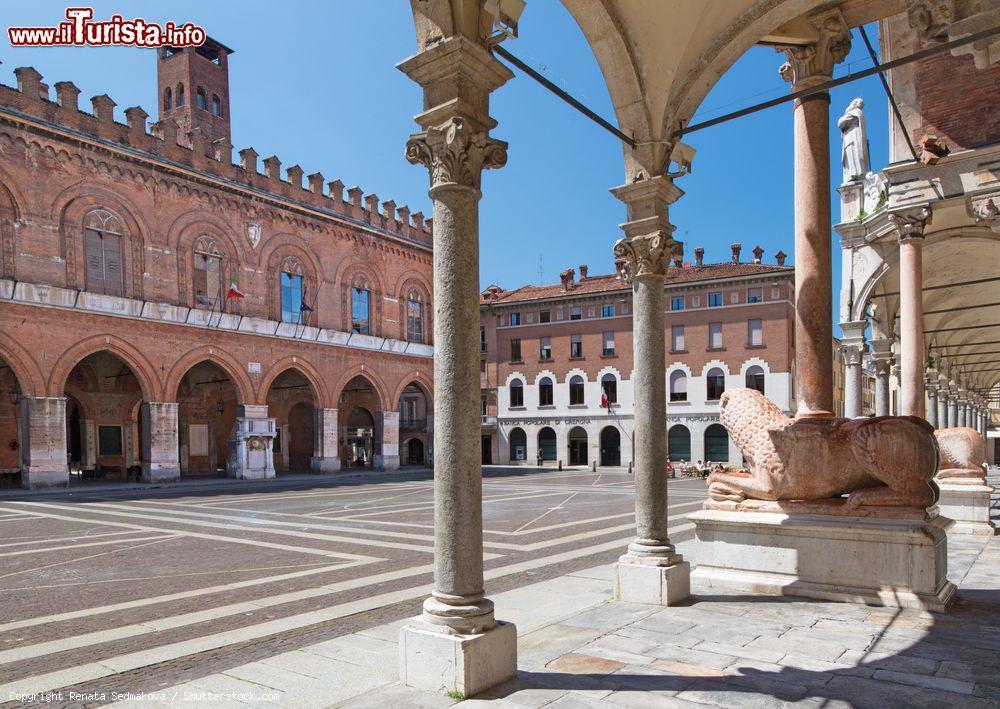 Immagine La Piazza del Duomo e i Leoni della Cattedrale di Cremona. - © Renata Sedmakova / Shutterstock.com