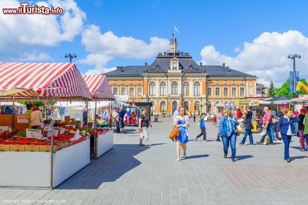 Immagine La piazza del mercato a Kuopio, Finlandia. E' una delle principali attrazioni cittadine visitate anche dai turisti - © RnDmS / Shutterstock.com