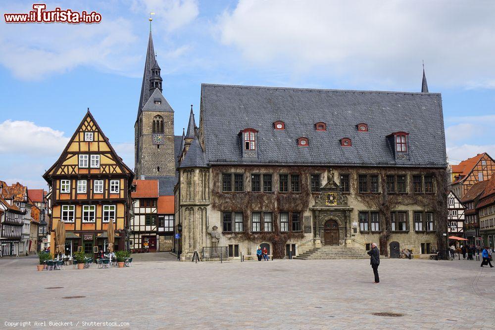 Immagine La piazza del mercato con la chiesa e le case a graticcio di Quedlinburg, Germania. Questa città è una delle località medievali e rinascimentali meglio conservate d'Europa: dal 1994 i suoi antichi edifici sono inseriti nella lista dei patrimoni dell'umanità dell'Unesco - © Axel Bueckert / Shutterstock.com