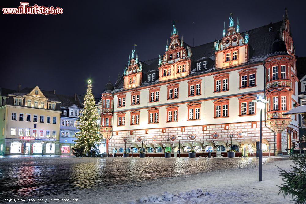 Immagine La Piazza del Mercato di Coburgo by night, Germania. Costruita agli inizi del XV° secolo, questa piazza si estende su una superficie di circa 56 ettari  - © Val Thoermer / Shutterstock.com