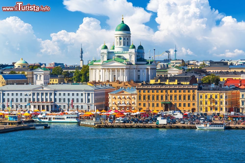 Immagine La Piazza del mercato (Kauppatori) al molo della città vecchia a Helsinki, Finlandia