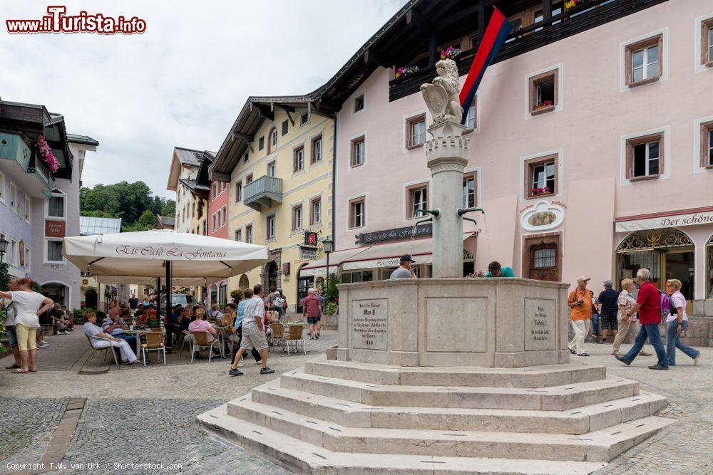 Immagine La piazza del mercato nel centro di Berchtesgaden con fontana e ristoranti all'aperto, Germania - © T.W. van Urk / Shutterstock.com