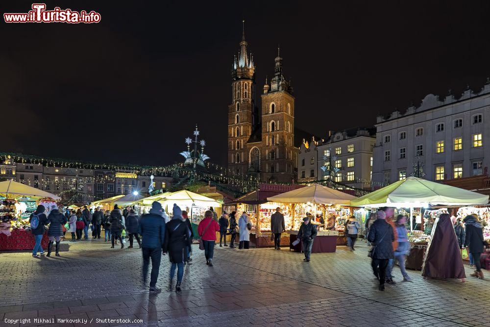 Immagine La Piazza del Mercato Rynek Glowny e i mercatini natalizi di Cracovia in Polonia. - © Mikhail Markovskiy / Shutterstock.com