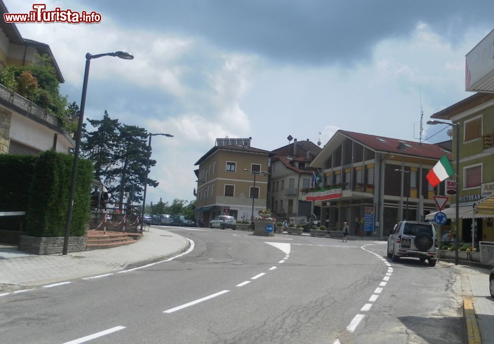 Immagine La Piazza del Municipio a Brallo di Pregola in Lombardia - © Andre86, CC BY-SA 4.0, Wikipedia