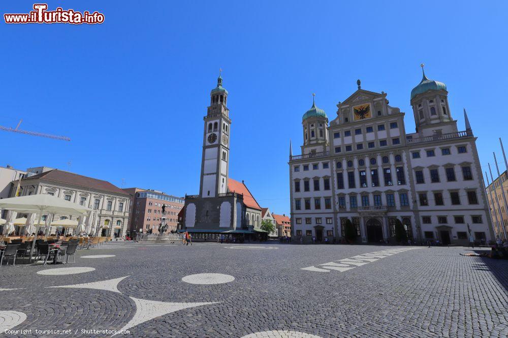 Immagine La piazza del Municipio di Augusta in una giornata con il cielo blu, Germania - © tourpics_net / Shutterstock.com