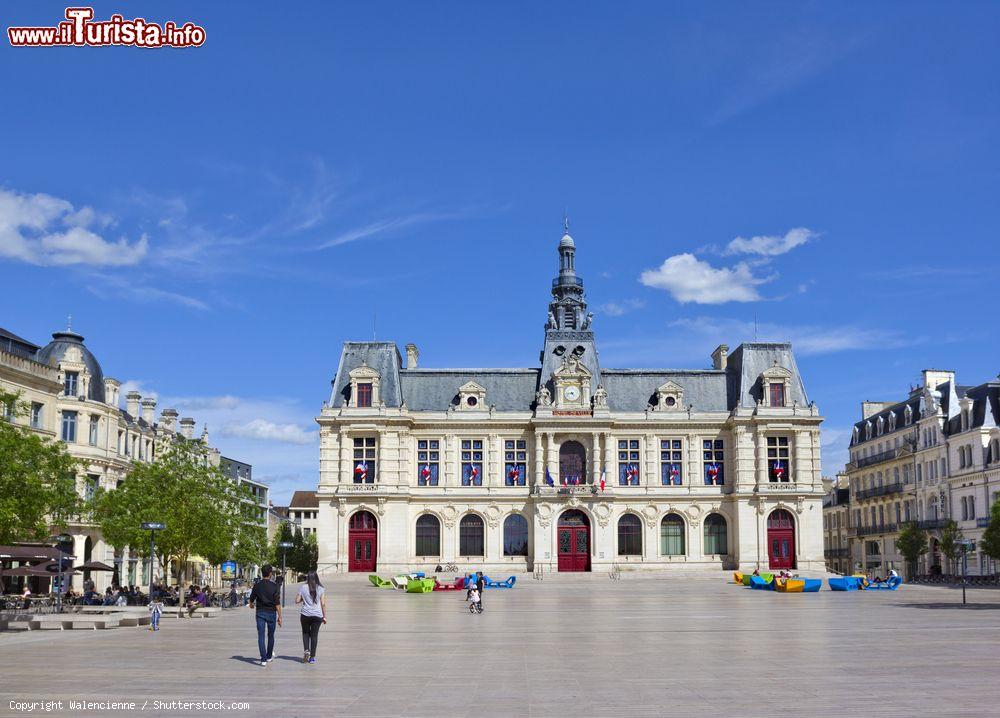 Immagine La piazza del Municipio nel centro storico di Poitiers, Francia - © Walencienne / Shutterstock.com
