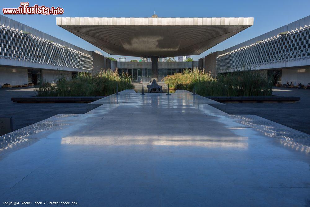 Immagine La piazza del Museo Nazionale di Antropologia a CIttà del Messico. E' il settimo museo del mondo per superficie espositiva. - © Rachel Moon / Shutterstock.com