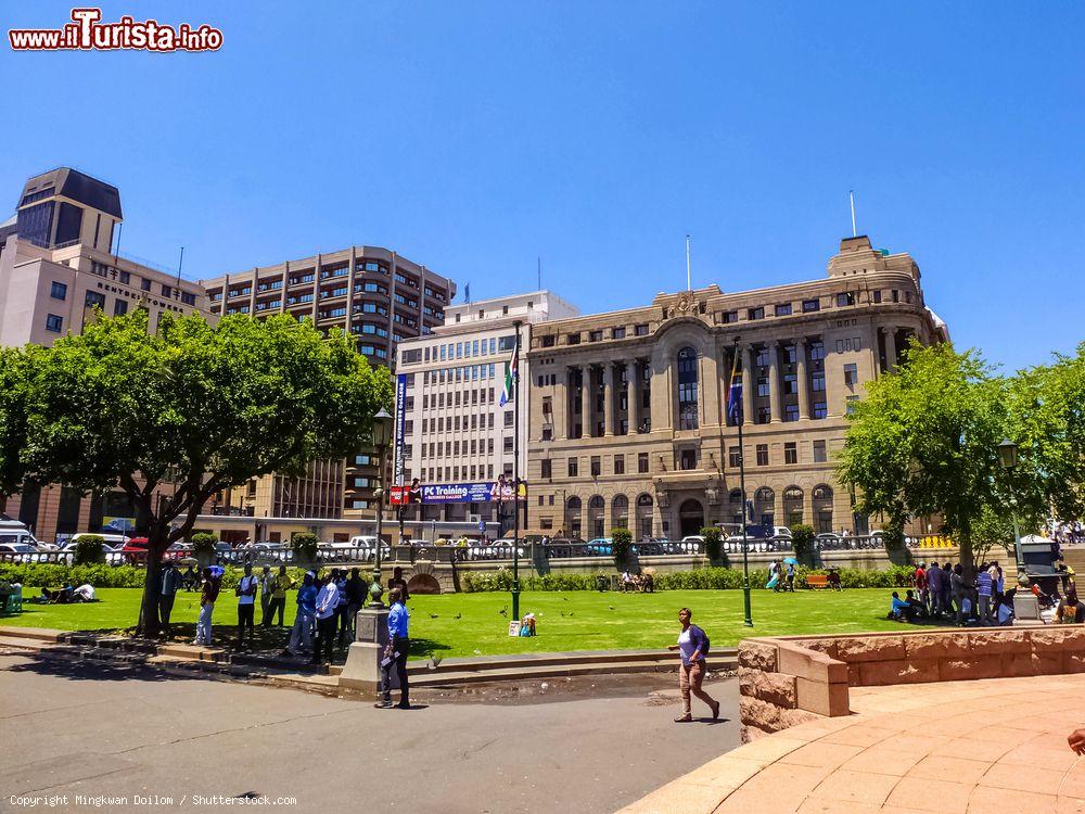 Immagine La Piazza della Chiesa a Pretoria con gente in un parco, Sudafrica - © Mingkwan Doilom / Shutterstock.com