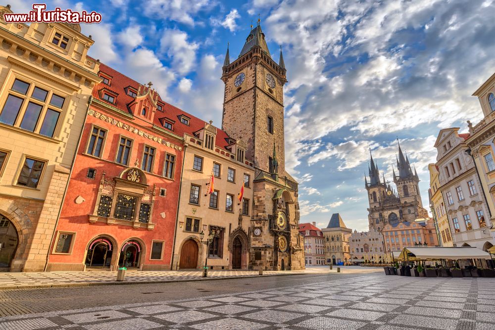 Immagine La Piazza della Città Vecchia di Praga, con la Torre dell'Orologio Astronomico