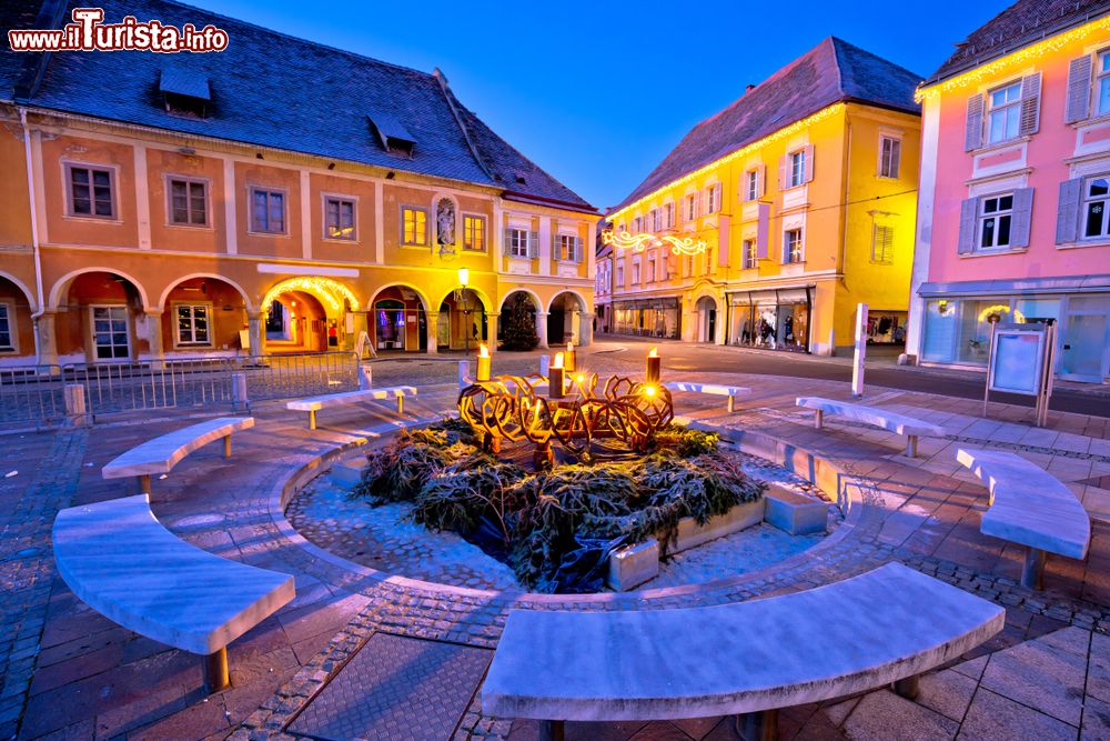 Immagine La piazza di Bad Radkersburg by night, regione della Stiria, Austria. I primi documenti che parlano di questa località risalgono al 1182. All'epoca fungeva da confine con la vicina Ungheria, trovandosi sul fiume Mur.