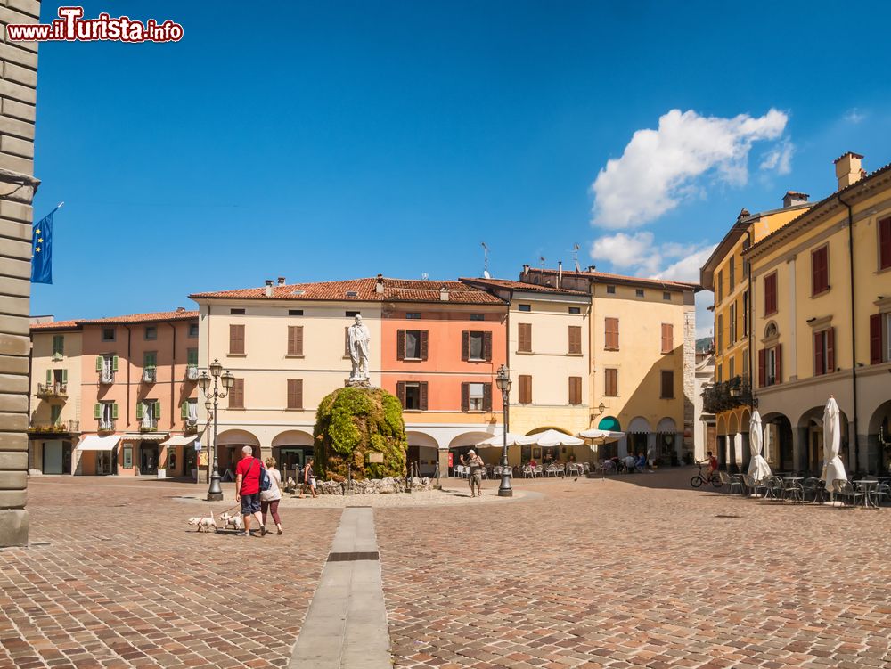 Immagine La piazza di Iseo, comune di circa 9000 abitanti affacciato sul Lago d'Iseo (Lombardia), a cui dà il nome.