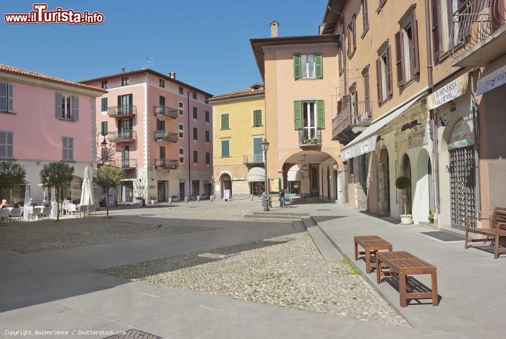 Immagine La piazza di Iseo, in provincia di Brescia. Il paese si affaccia sul Lago d'Iseo, il quarto per superficie della Lombardia - foto © Walencienne / Shutterstock.com