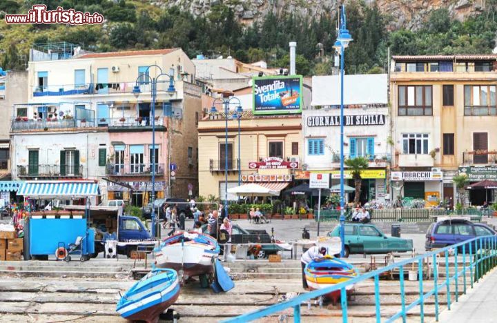 Immagine La piazza di Mondello, l'elegante salotto costiero di Palermo - © lapas77 / Shutterstock.com